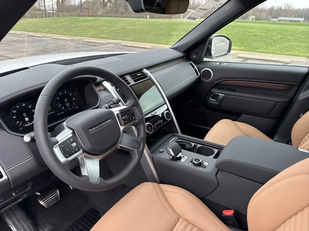 Used 2025 White Land Rover Dynamic SE image 14