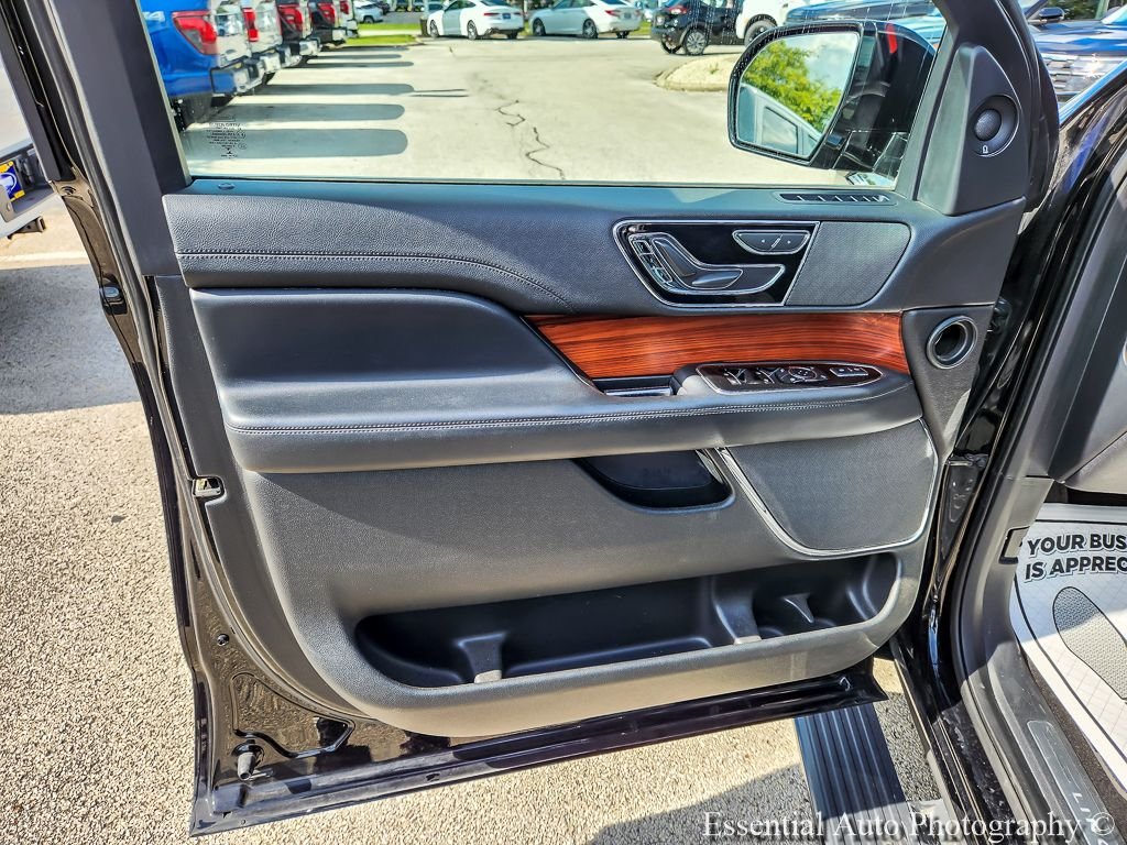 Used 2018 Velvet Lincoln Select image 27
