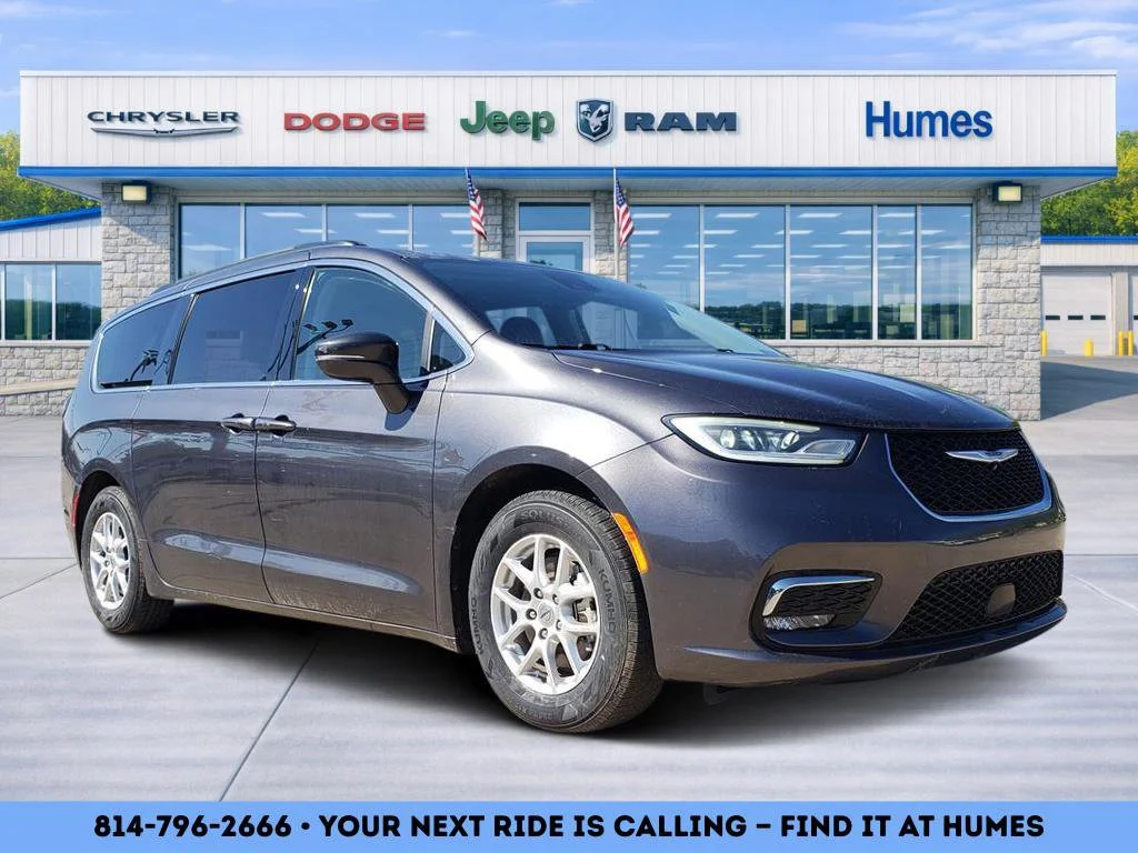 2022 Chrysler Pacifica Touring L's photo