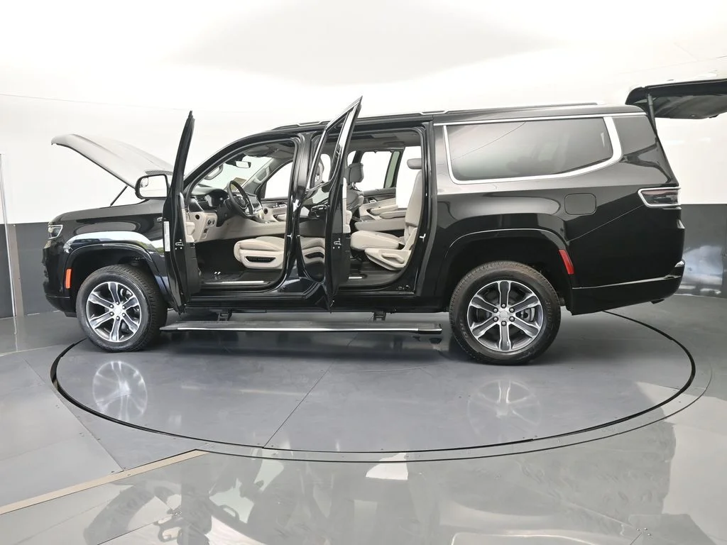 Used 2024 Diamond Black Crystal Pearlcoat Jeep Base image 87
