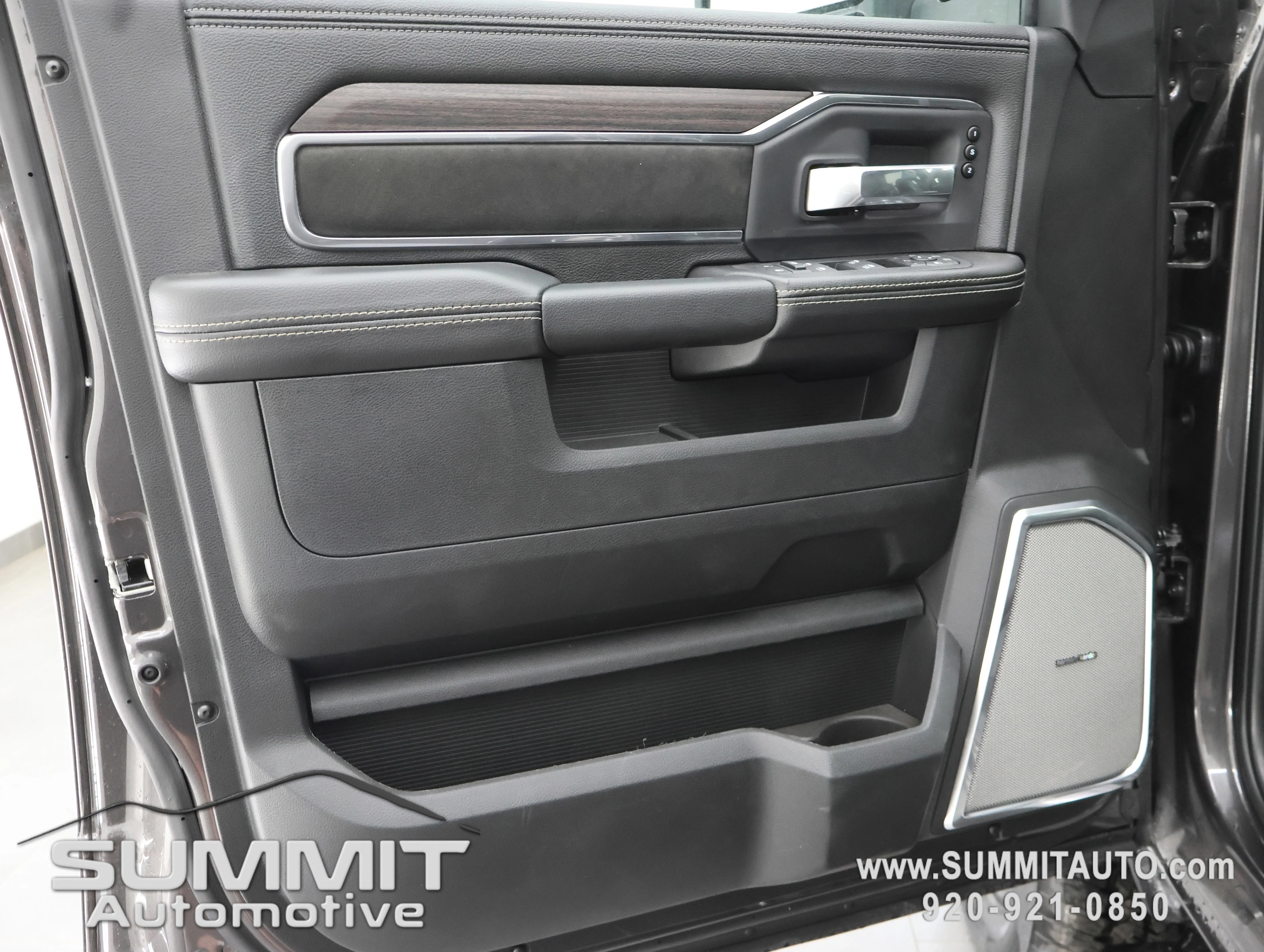 New 2026 Granite Crystal Metallic Clear-Coat Exterior Paint RAM Laramie image 42