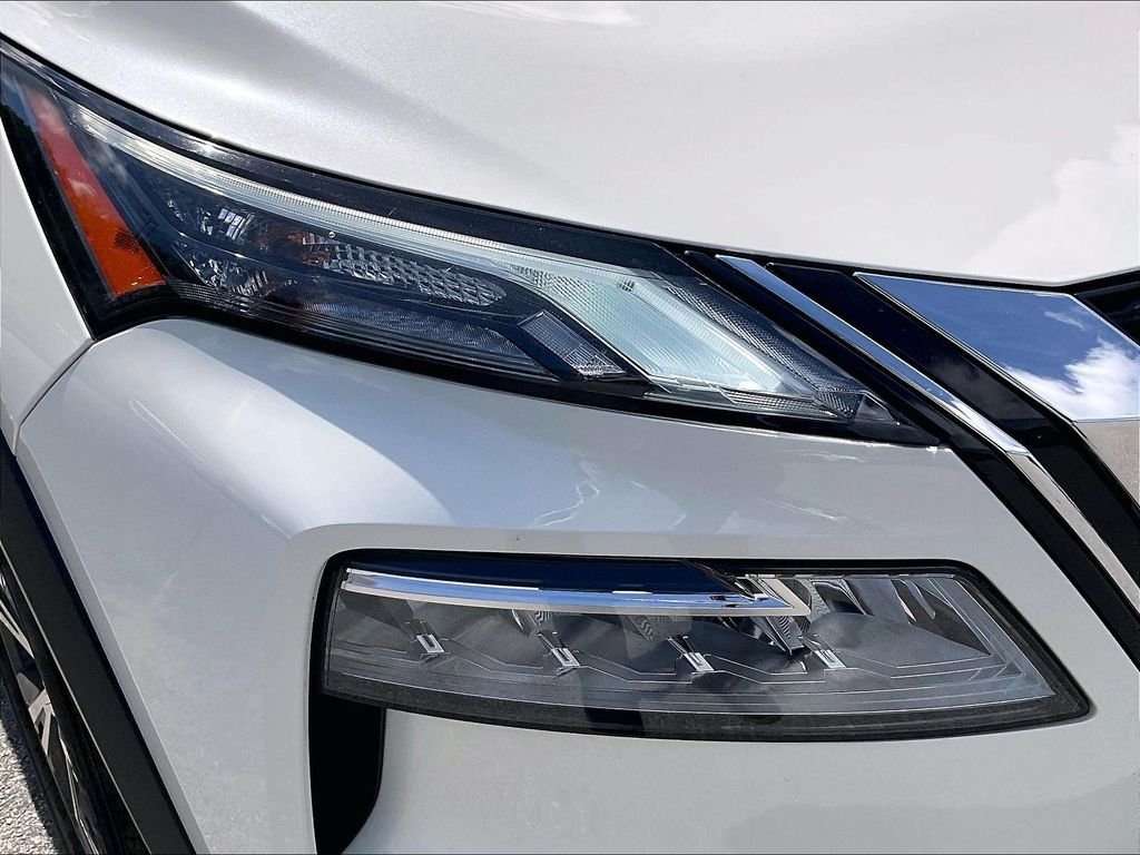 Used 2023 Pearl White Tricoat/Super Black Nissan SV image 30