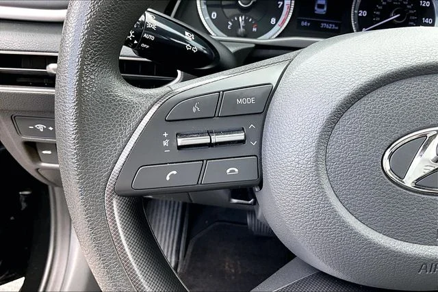 Used 2022 Black Hyundai SE image 10
