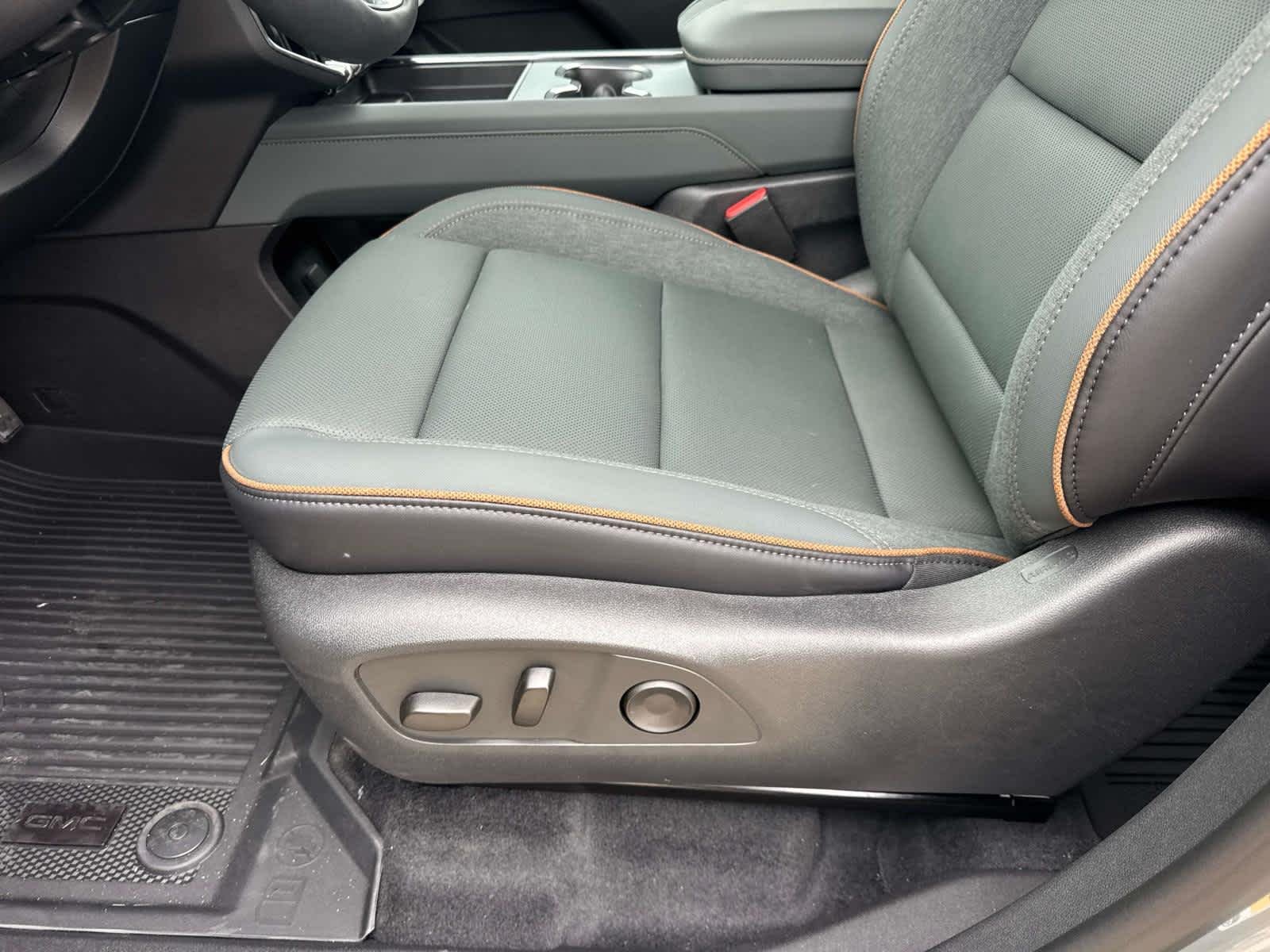 2026 GMC Acadia AT4 - Photo 10