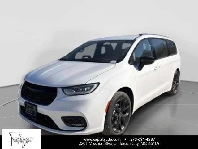 2026 Chrysler Pacifica Select's photo