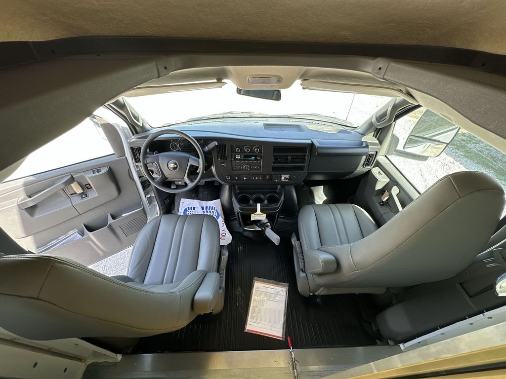 New 2025 Summit White Chevrolet 1WT image 25