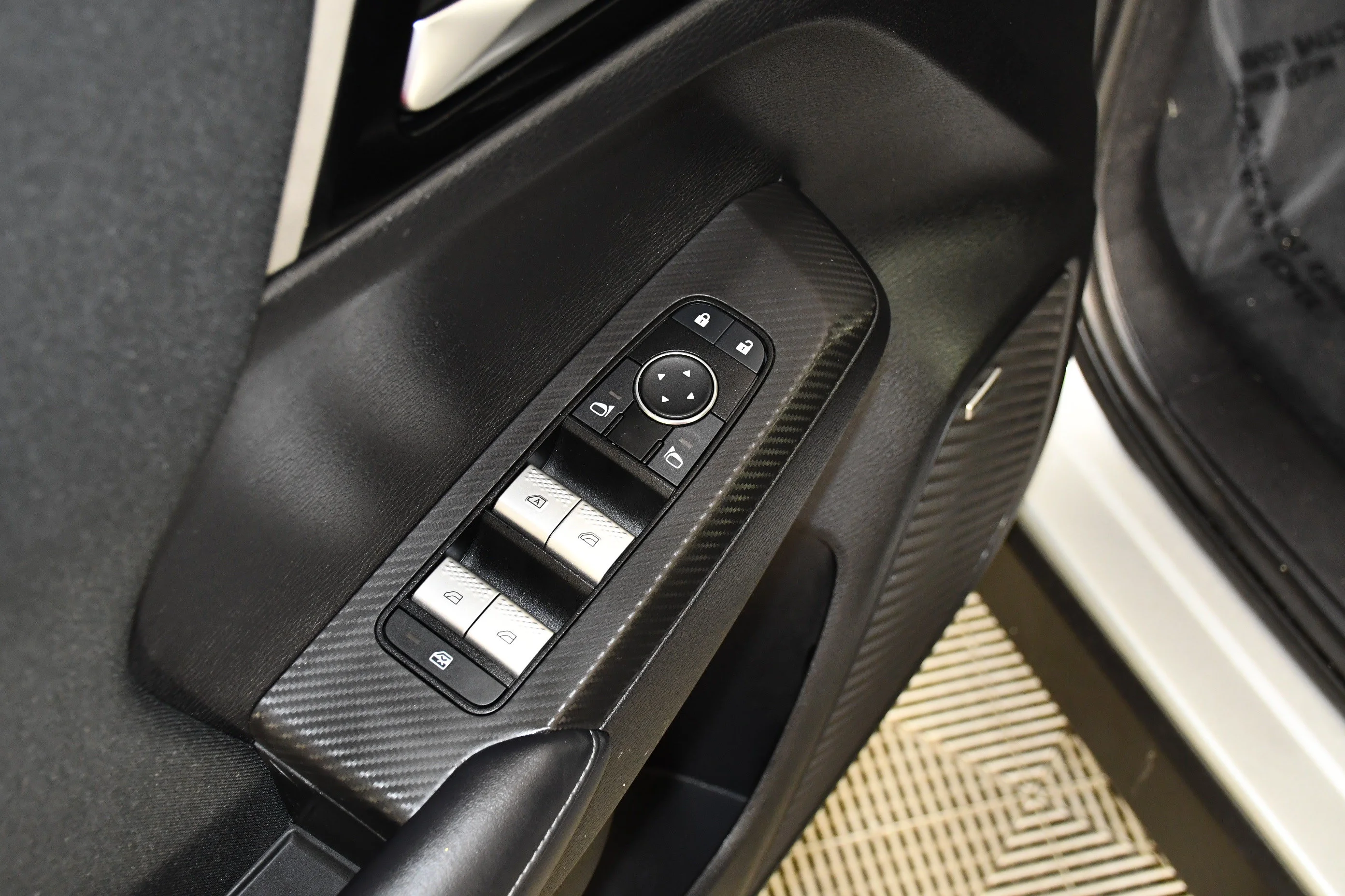 Used 2025 Silver Mitsubishi ES image 22