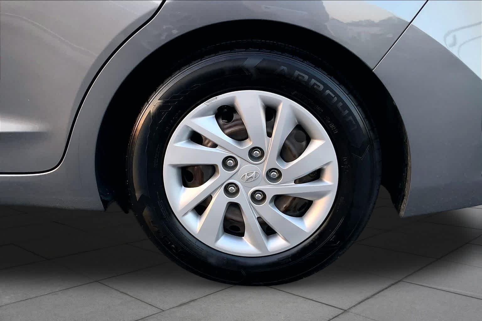 Used 2018 Machine Gray Hyundai SE image 11