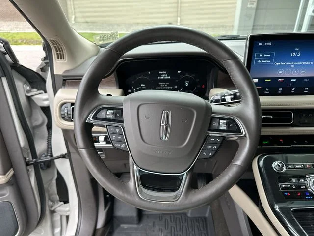 Used 2023 White Lincoln Reserve image 15