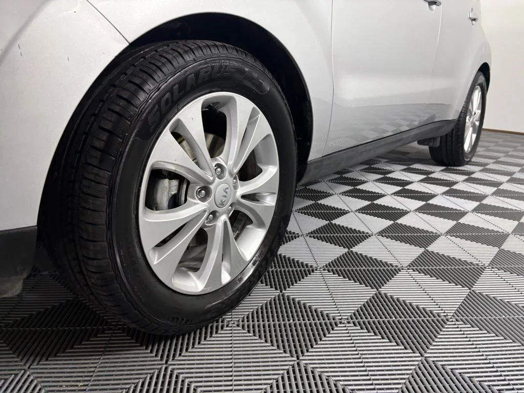 Used 2015 Silver Kia Plus image 14