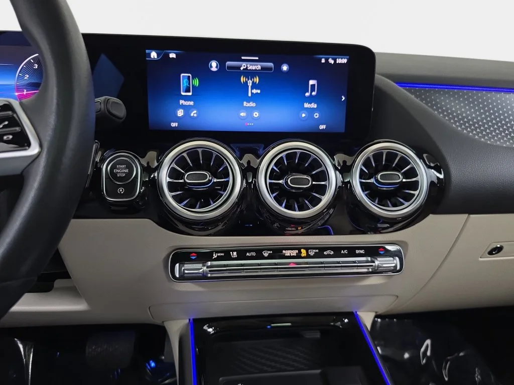 Used 2025  Mercedes-Benz GLA 250 image 22
