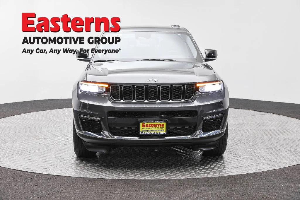 Used 2022 Gray Jeep Limited image 2