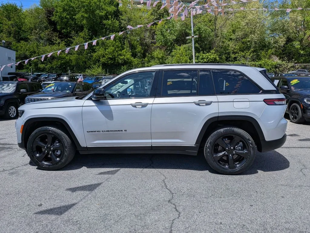 Used 2023 Silver Jeep Limited image 11