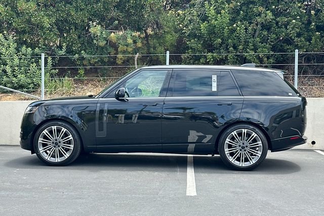 New 2026 Santorini Black Land Rover SE image 2