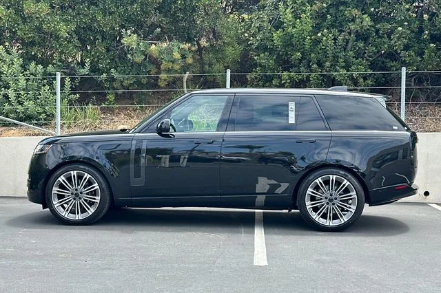 New 2026 Santorini Black Land Rover SE image 2