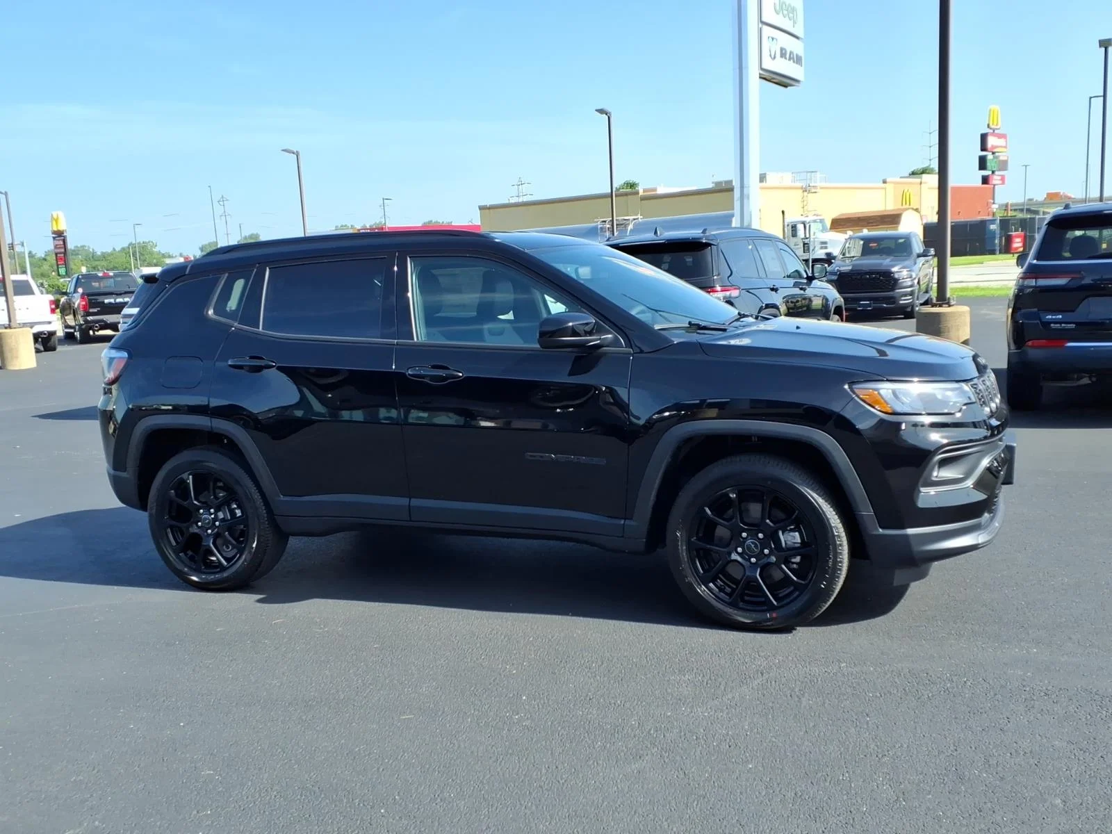 New 2026 Diamond Black Crystal Pearl Coat Jeep Latitude Altitude image 2