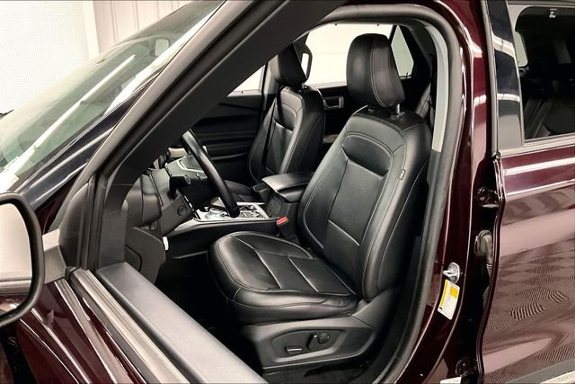 Used 2023 Jewel Red Metallic Tinted Clearcoat Ford Limited image 23