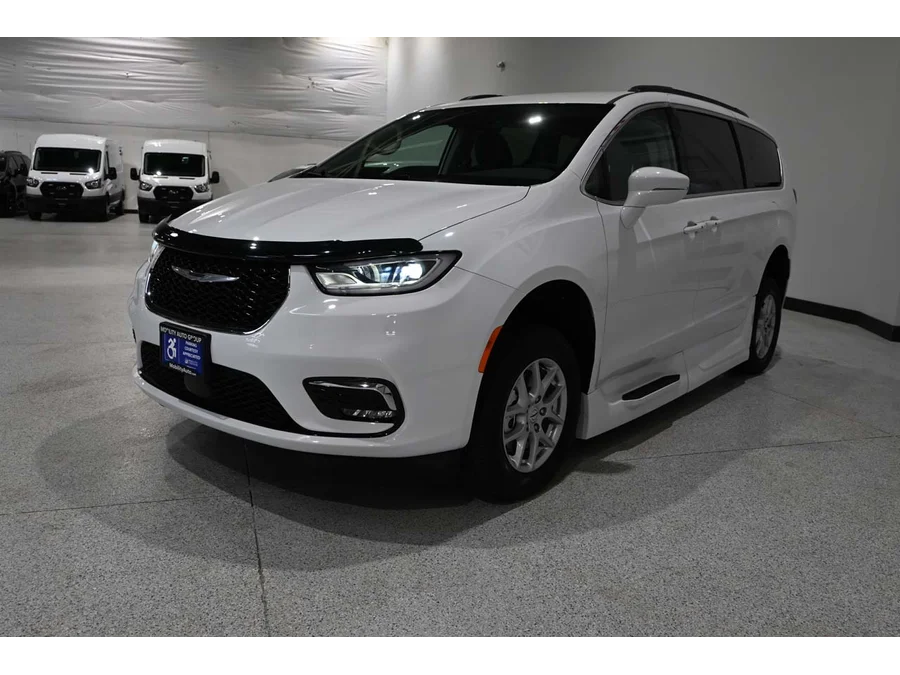 Used 2022 WHITE Chrysler Touring L Mobility Handicap Van image 10