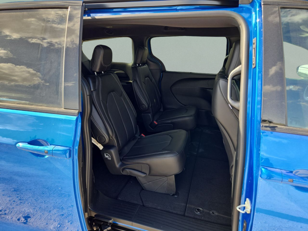 New 2026 Hydro Blue Pearl-Coat Exterior Paint Chrysler Select image 34