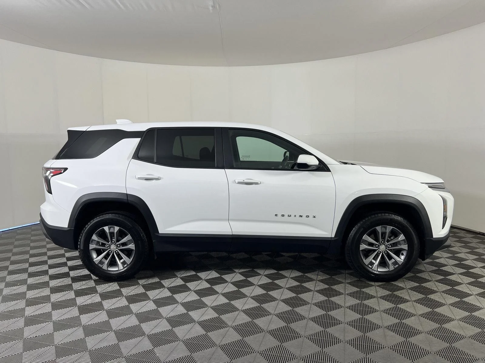 Used 2025 Summit White Chevrolet AWD LT image 3