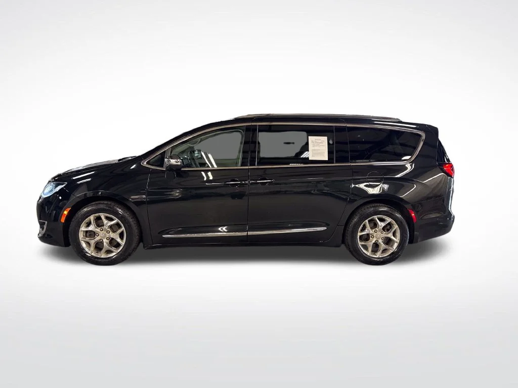 Used 2017 Black Chrysler Limited image 2