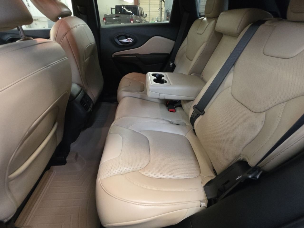Used 2015 Silver Jeep Limited image 17