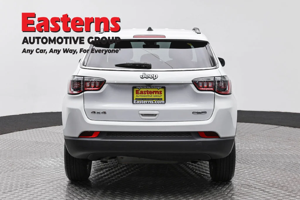 Used 2024 White Jeep Latitude image 6