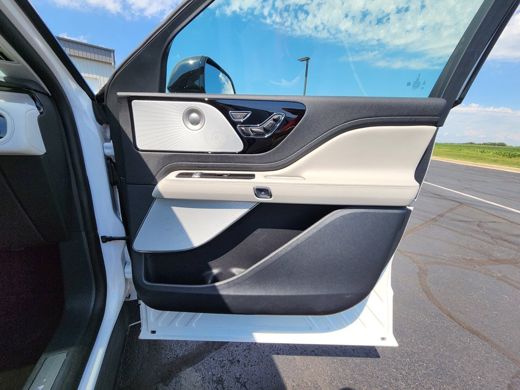 Used 2026 Pristine White Metallic Tri-Coat Lincoln Reserve image 27