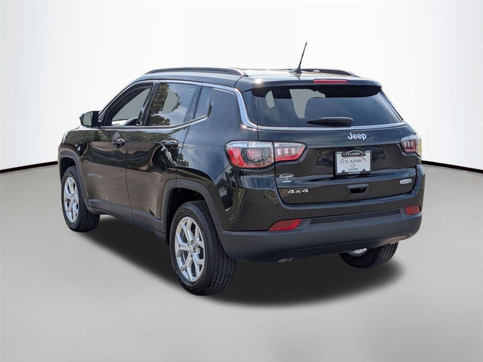 Used 2024 Diamond Black Crystal Pearlcoat Jeep Latitude image 8