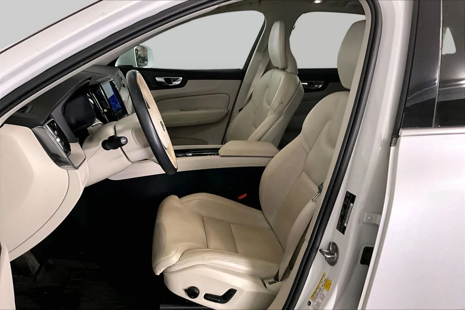 Used 2022 Crystal White Metallic Volvo Inscription image 9