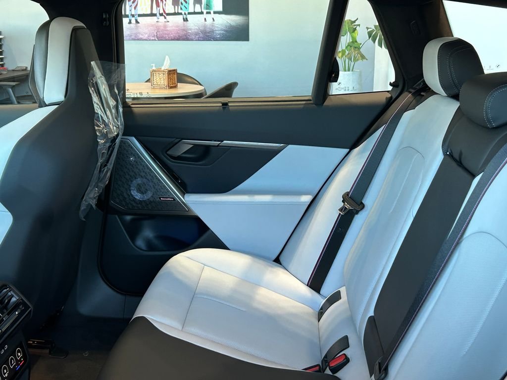 New 2027 Carbon Black Metallic BMW Base image 31