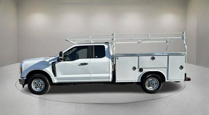 Used 2025 White Ford XL image 5