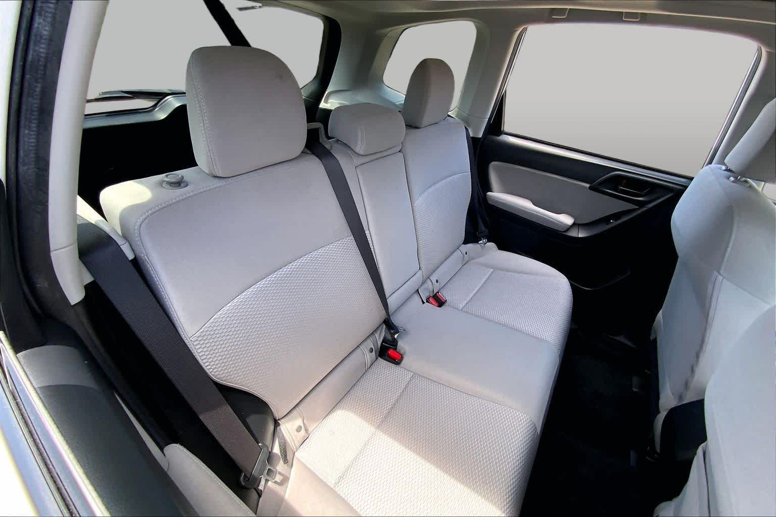 Used 2015 Satin White Pearl Subaru 2.5i Premium image 19