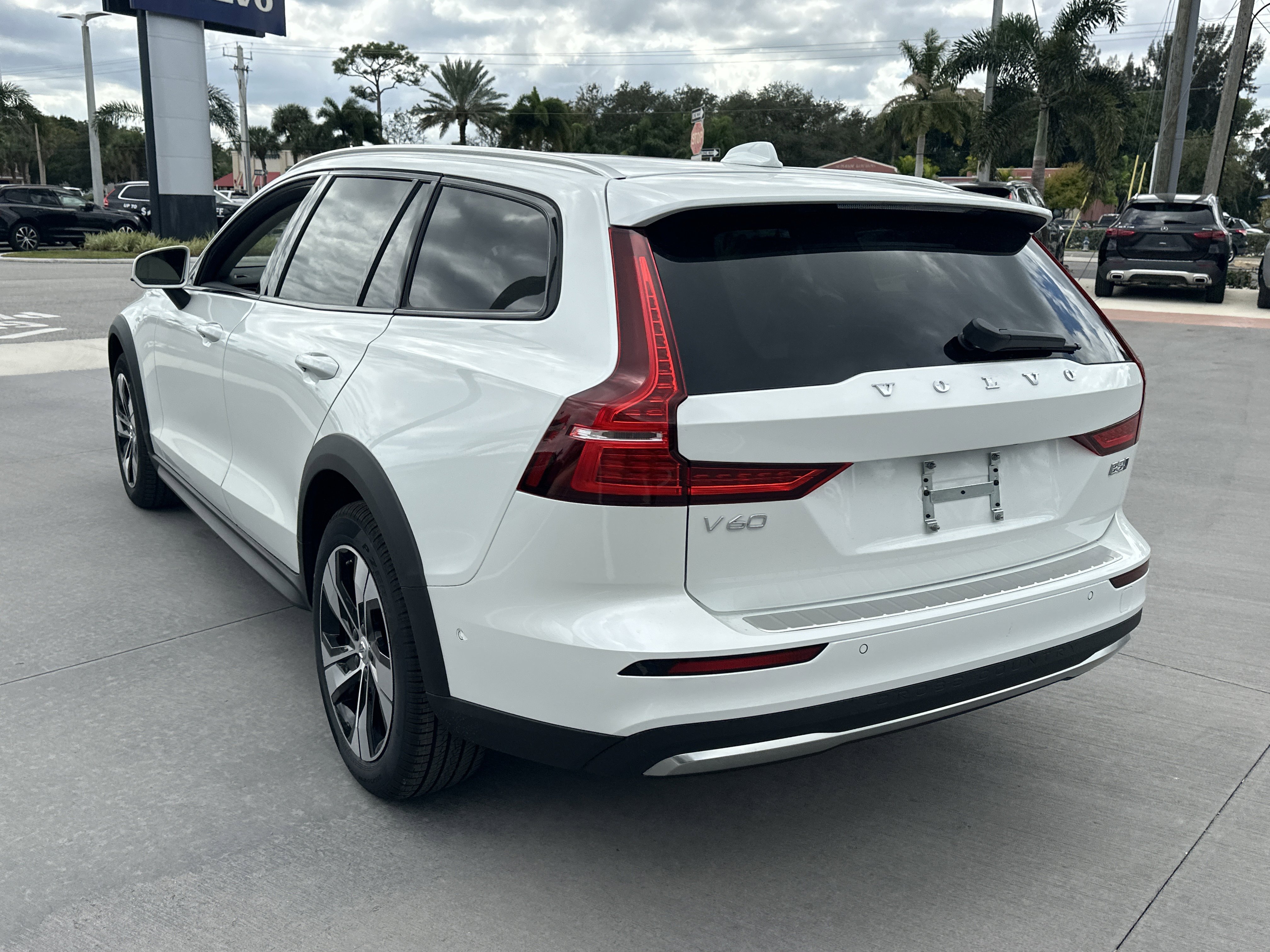 2026 Volvo V60 Cross Country Plus - Photo 8