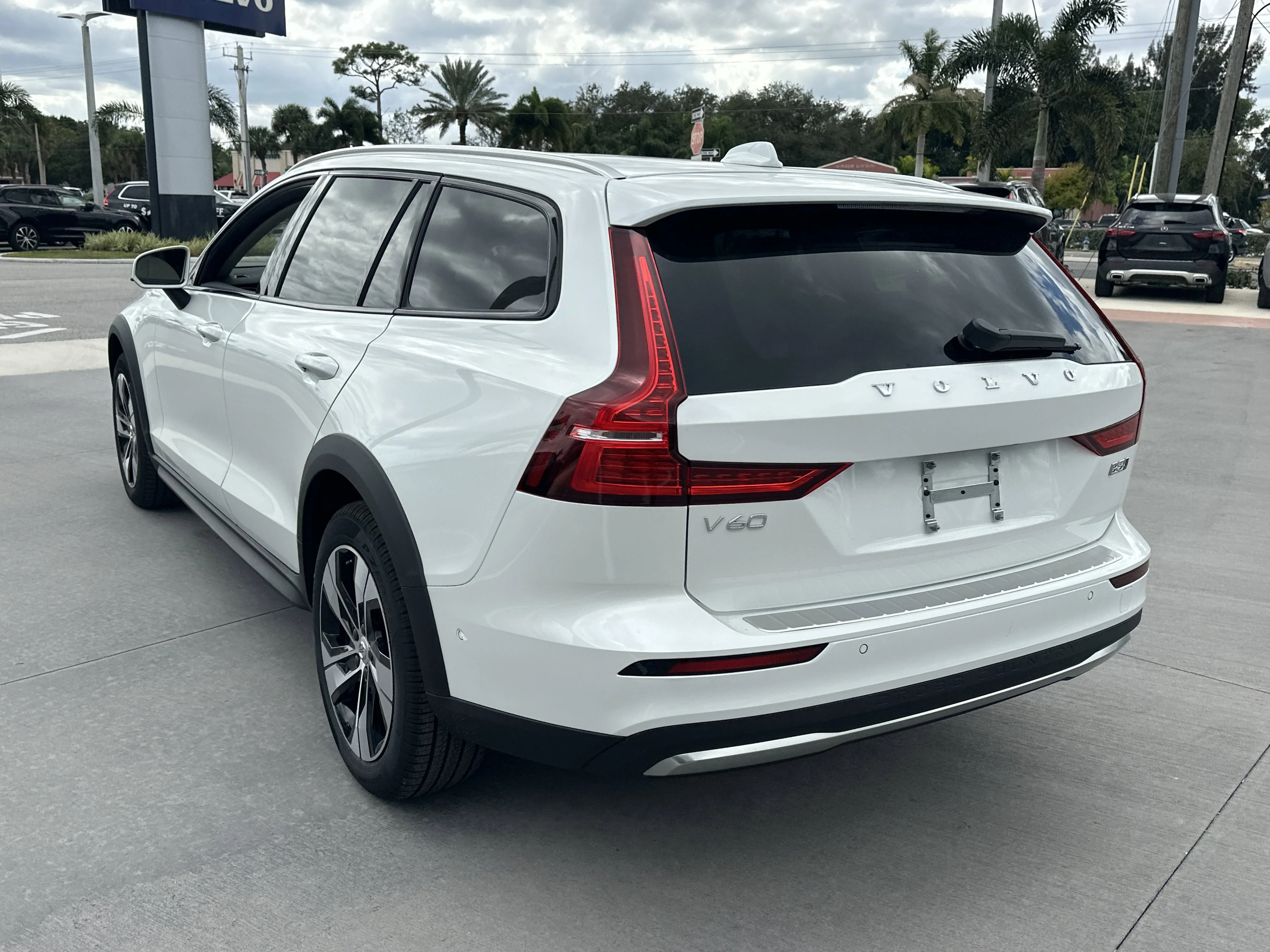2026 Volvo V60 Cross Country Plus - Photo 8