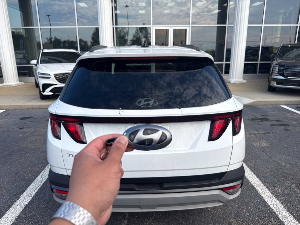 Used 2025 White Hyundai SEL image 6