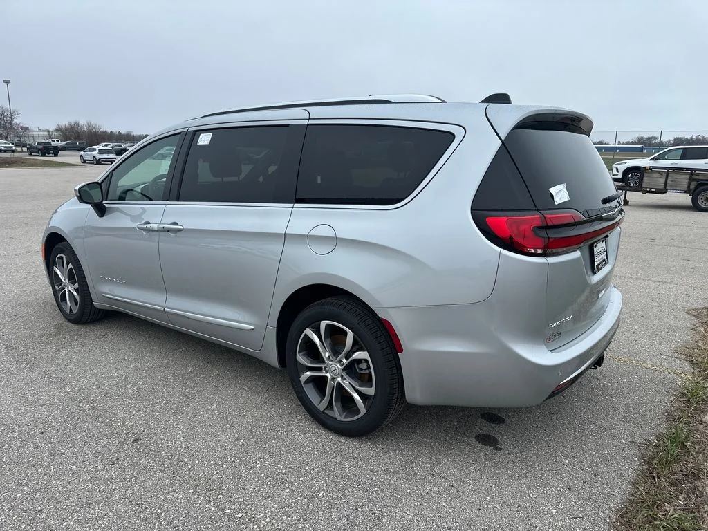2026 Chrysler Pacifica Pinnacle - Photo 3