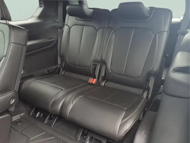 Used 2025  Jeep Limited image 22