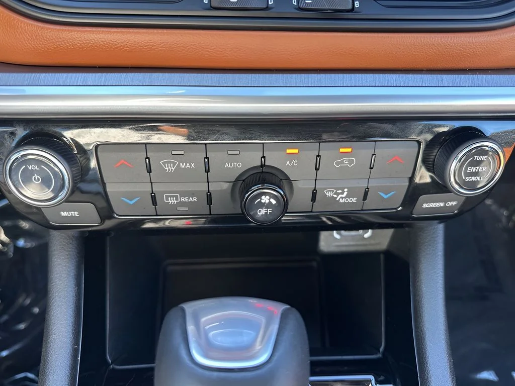 Used 2024 Silver Jeep Limited image 18