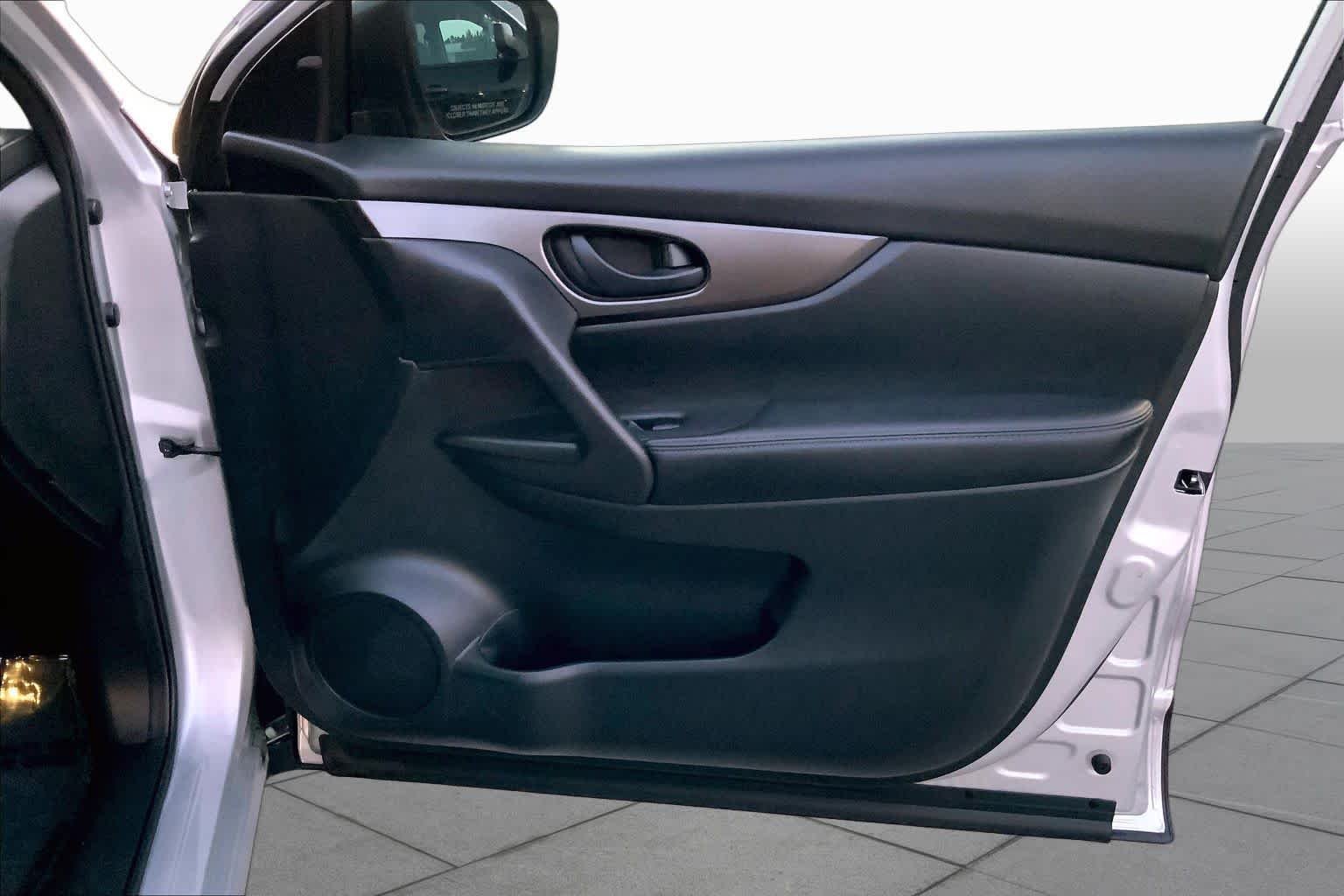 Used 2019 Brilliant Silver Metallic Nissan S image 20