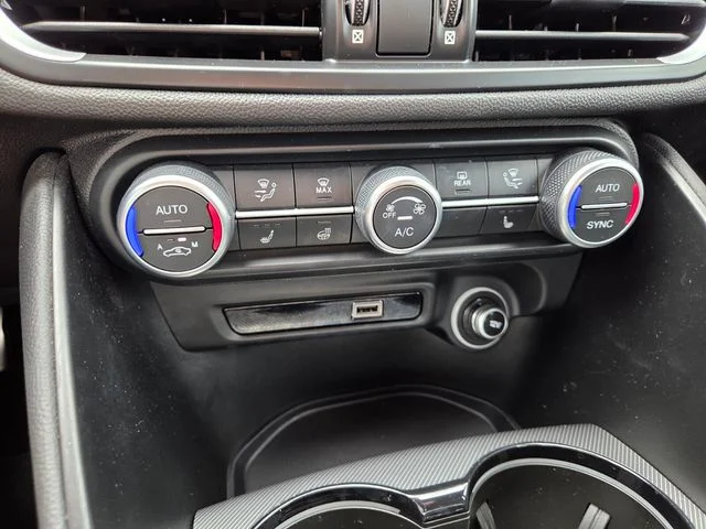 Used 2022 White Alfa Romeo Veloce image 27