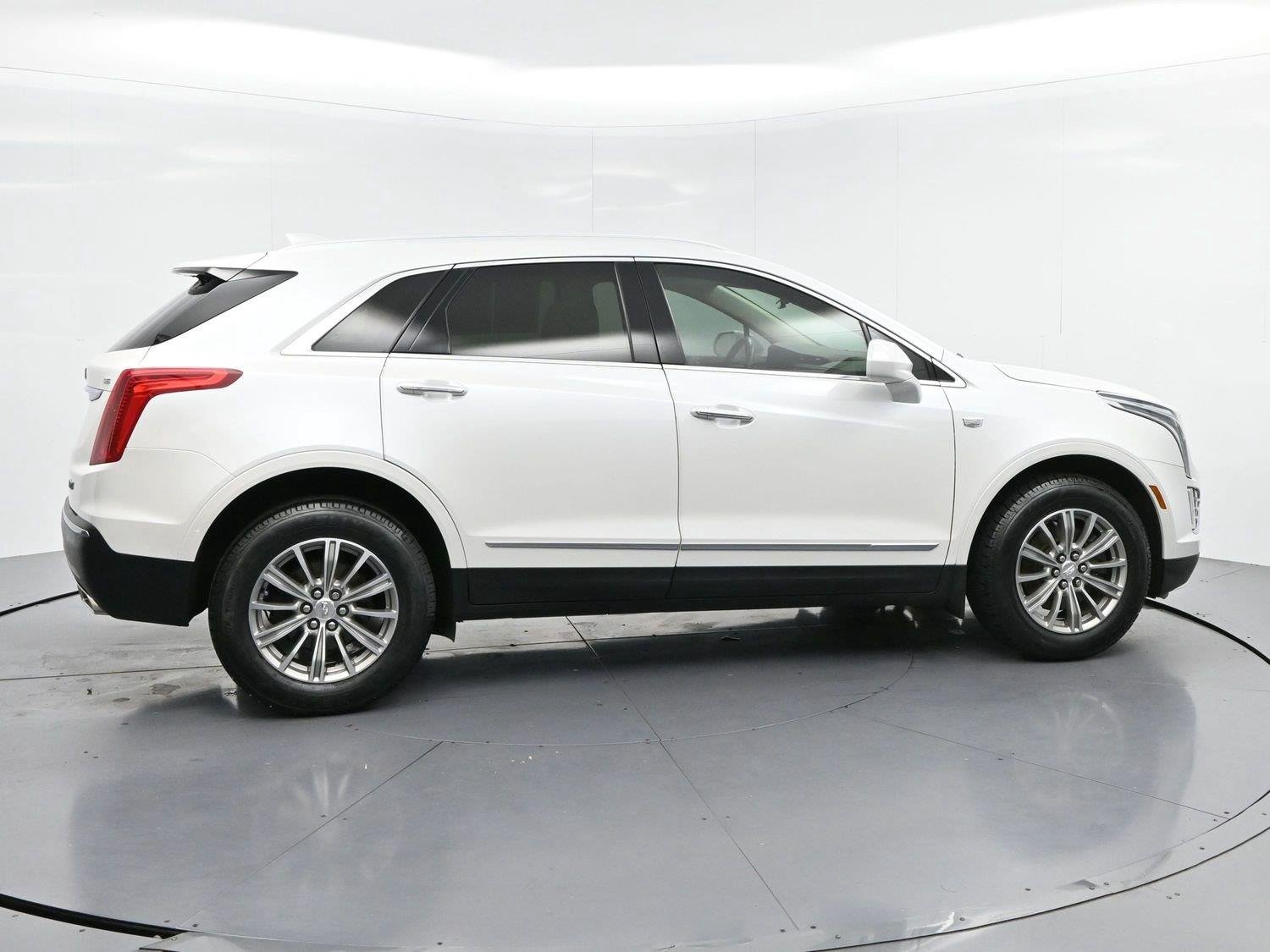Used 2017 CRYSTAL WHITE TRICOAT Cadillac Luxury FWD image 8