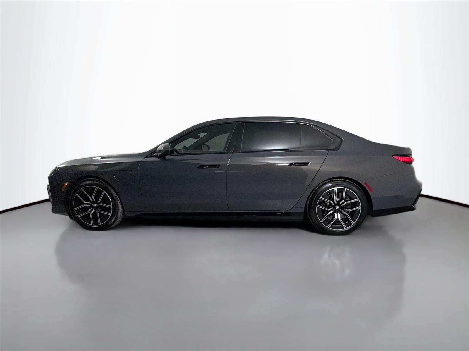 New 2026 Dravit Grey Metallic BMW 750e xDrive image 16