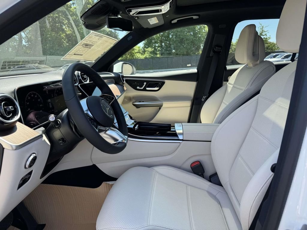 New 2026 Polar White Mercedes-Benz GLC 300 image 4