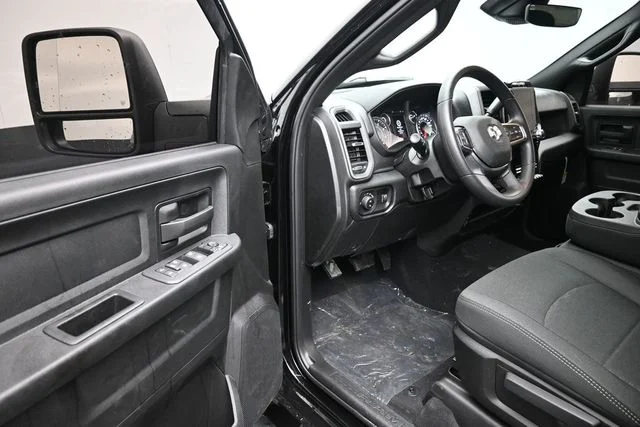 New 2026 Diamond Black Crystal Pearl-Coat Exterior Paint RAM Tradesman image 13