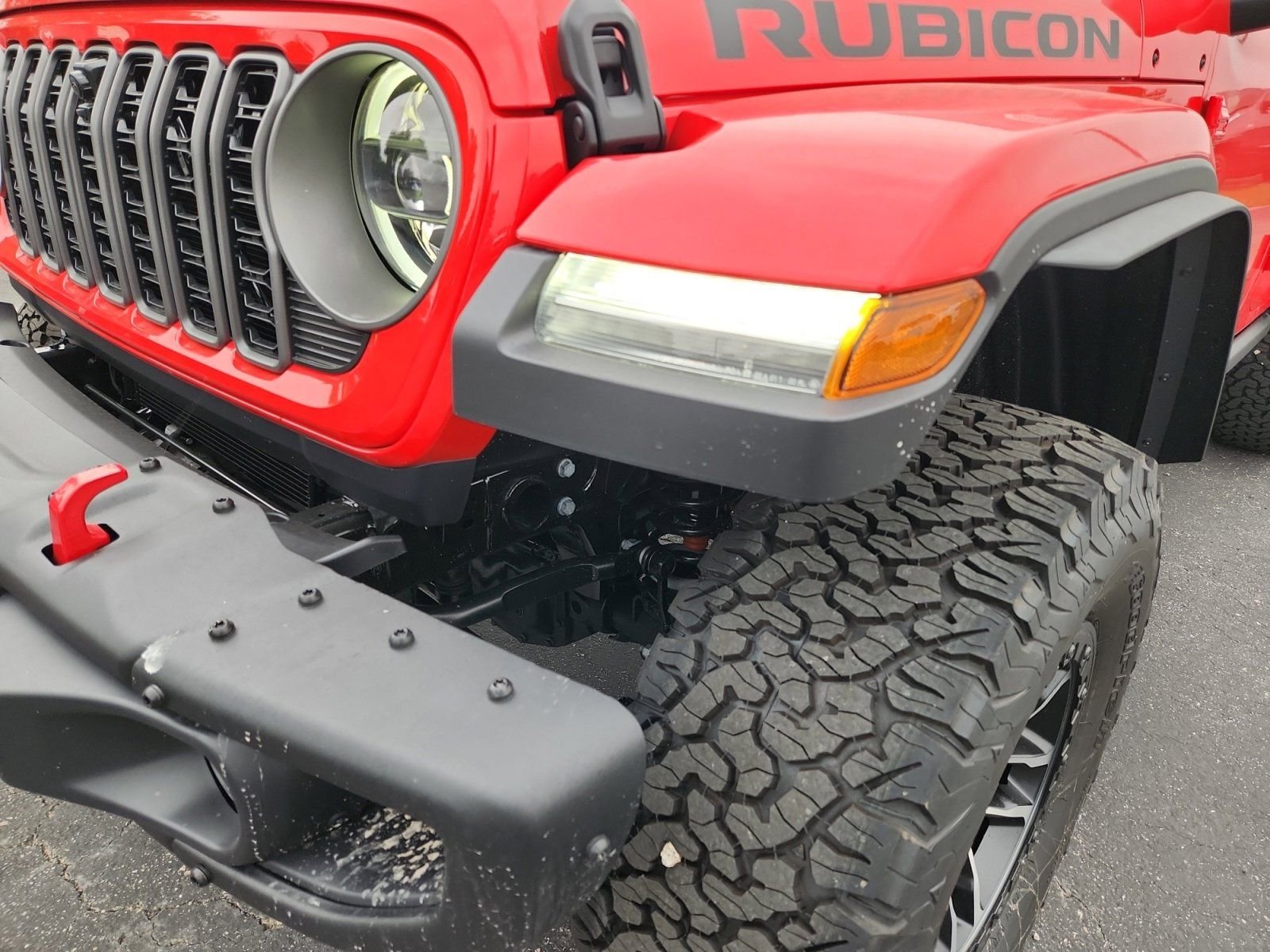 New 2026 Firecracker Red Clear-Coat Exterior Paint Jeep Rubicon X image 9