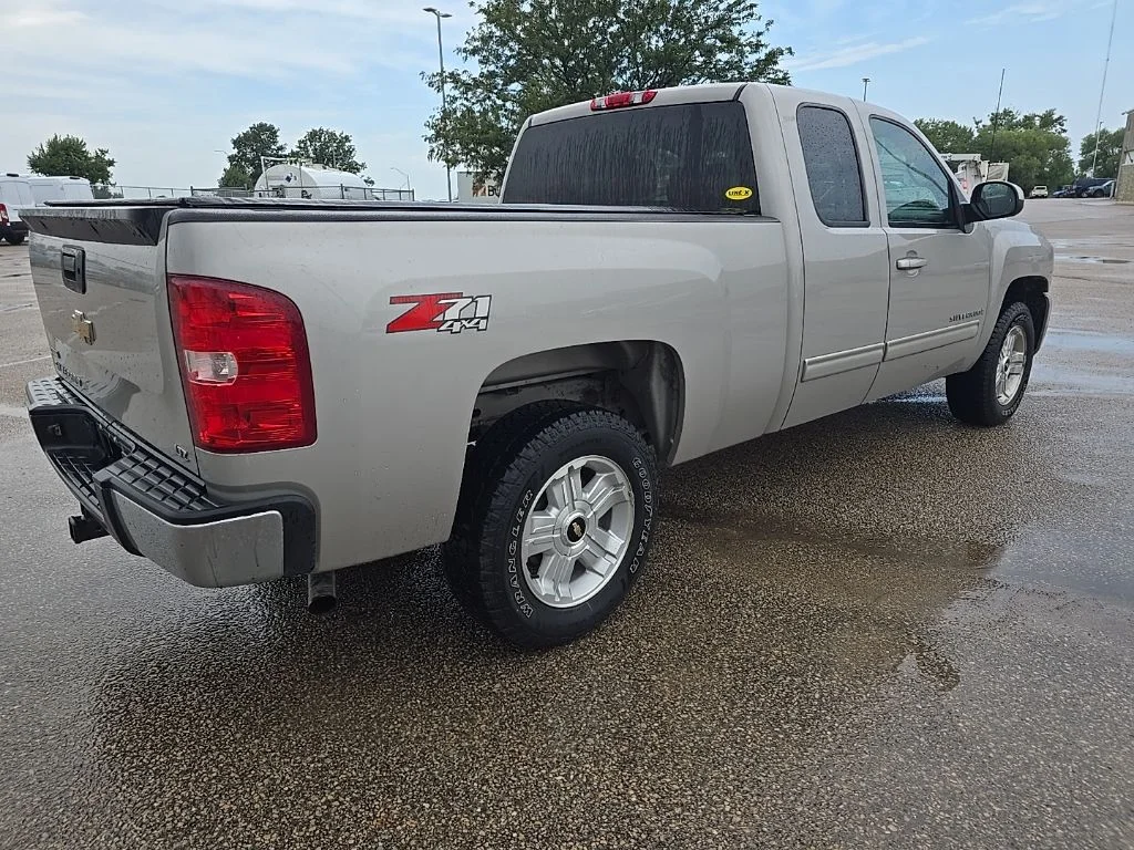 Used 2009 Silver Chevrolet LTZ image 7
