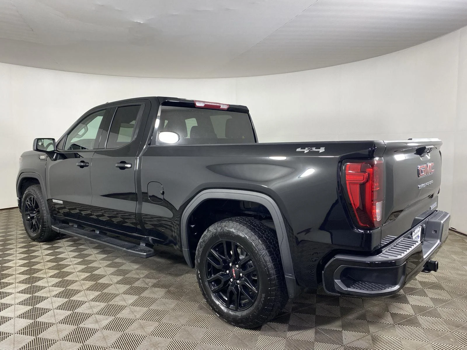 Used 2024 Onyx Black GMC Elevation image 5