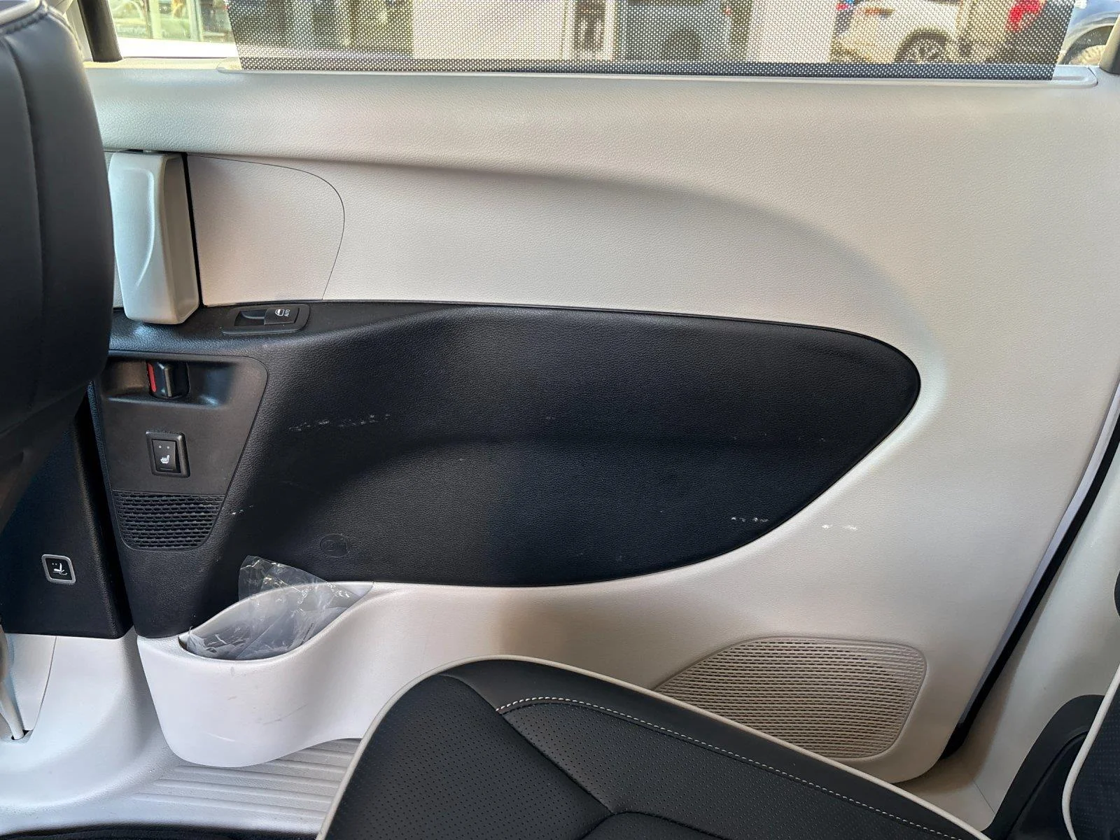 Used 2023  Chrysler Limited image 31