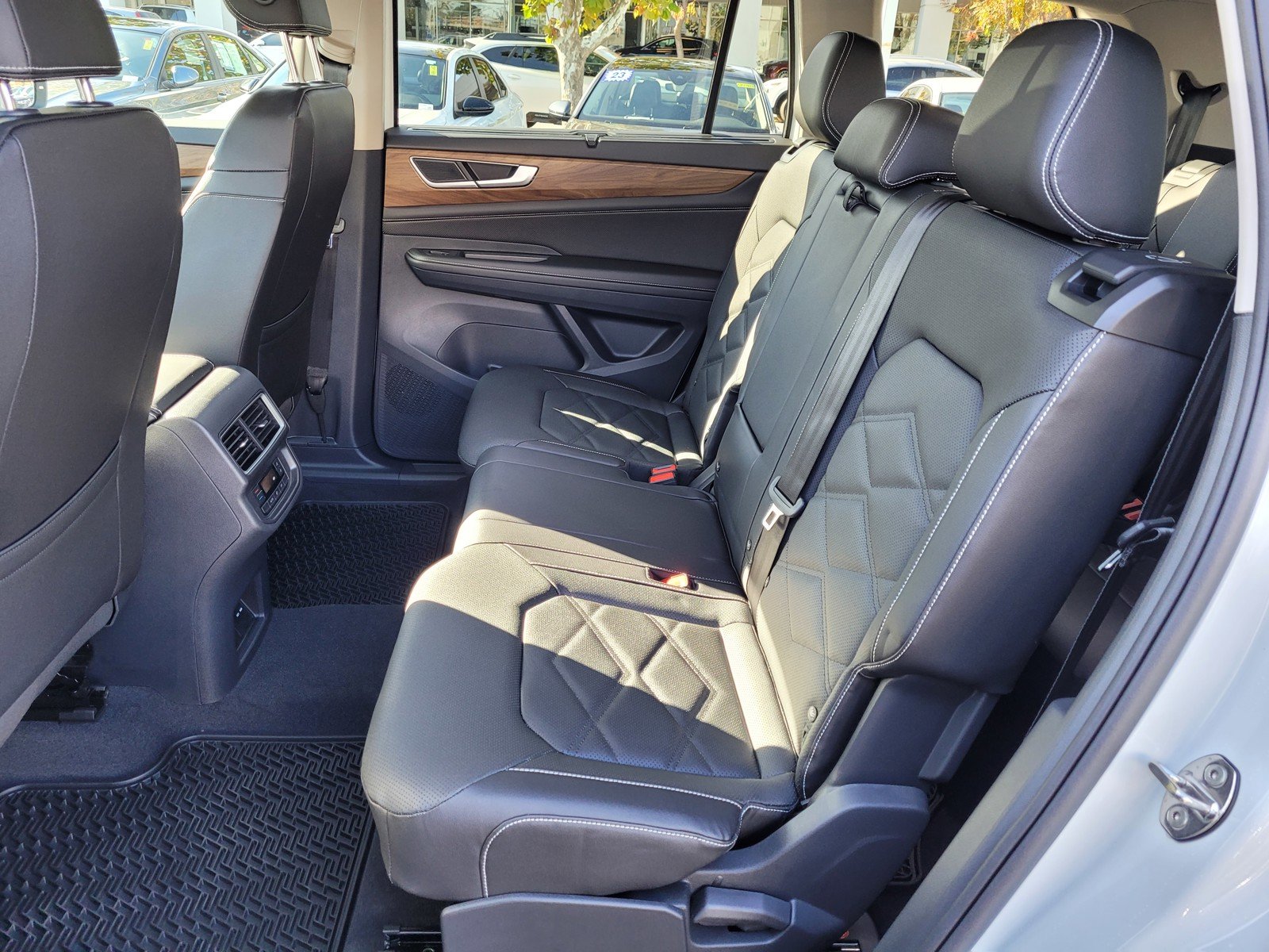 2024 Volkswagen Atlas SE w/Tech - Photo 8